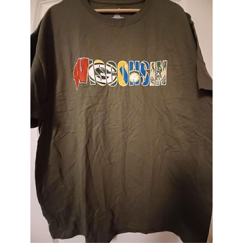 Wisconsin Pro Sports Team Men's T-shirt size XL